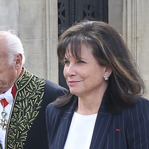 Pierre Nora et sa compagne Anne Sinclair - Obsèques de Alain Decaux au cimetière du Père Lachaise à Paris. Le 4 avril 2016 
