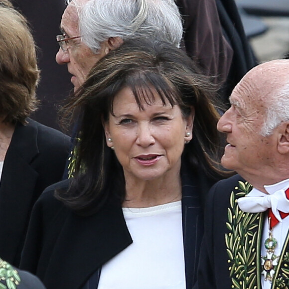 Pierre Nora et sa compagne Anne Sinclair - Obsèques de Alain Decaux au cimetière du Père Lachaise à Paris. Le 4 avril 2016 