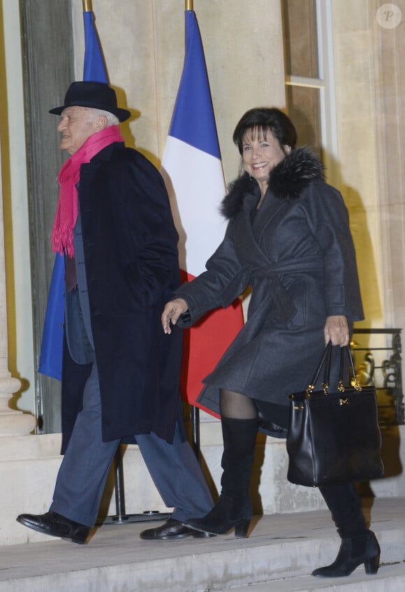 Pierre Nora et Anne Sinclair arrivent au Palais de l'Elysée à Paris le 9 décembre 2013. L'historien Pierre Nora a été décoré Grand officier de la Légion d'honneur par le président François Hollande. 