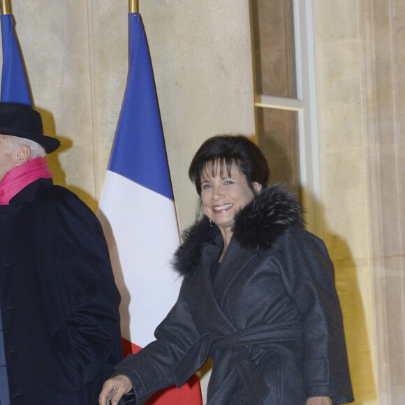 Pierre Nora et Anne Sinclair arrivent au Palais de l'Elysée à Paris le 9 décembre 2013. L'historien Pierre Nora a été décoré Grand officier de la Légion d'honneur par le président François Hollande. 