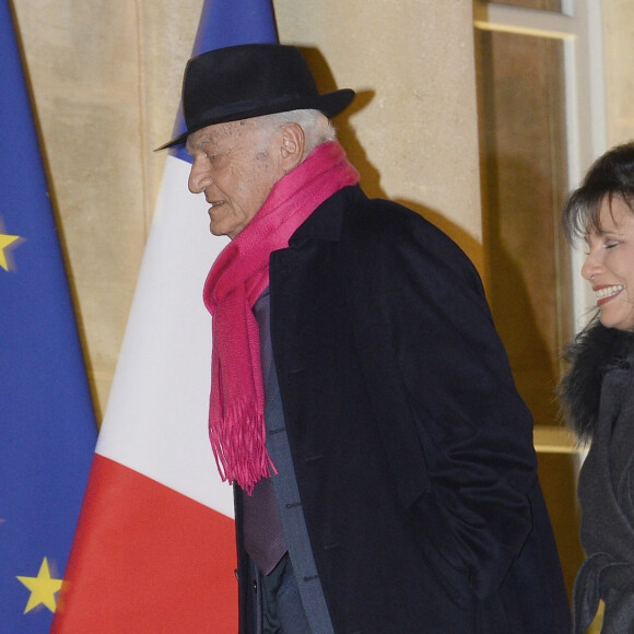 Pierre Nora et Anne Sinclair arrivent au Palais de l'Elysée à Paris le 9 décembre 2013. L'historien Pierre Nora a été décoré Grand officier de la Légion d'honneur par le président François Hollande. 