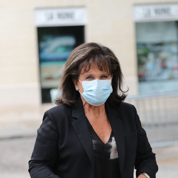 Anne Sinclair - Hommage à Guy Bedos en l'église de Saint-Germain-des-Prés à Paris le 4 juin 2020.