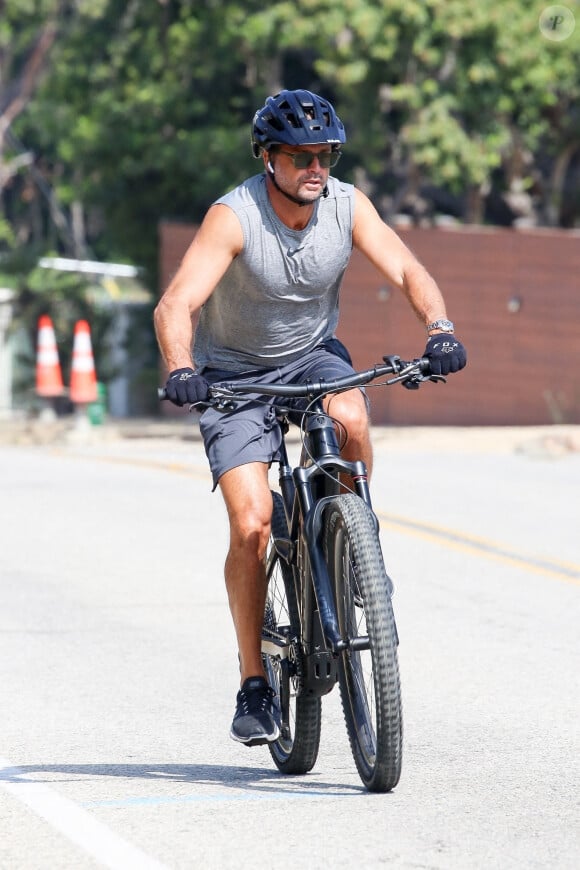 Exclusif - David Charvet fait du vélo dans le quartier de Malibu à Los Angeles pendant l'épidémie de coronavirus (Covid-19), le 26 septembre 2020.