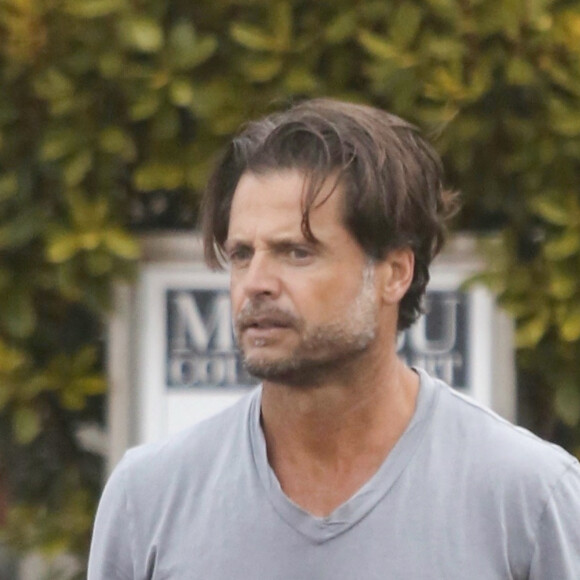 Exclusif - David Charvet est allé faire des courses chez Earthworks et charge sa voiture garée devant le magasin à Malibu, Los Angeles, le 4 juin 2019.