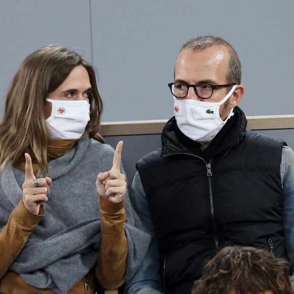Calogero et sa compagne Marie Bastide en tribune lors de la finale homme des internationaux de tennis de Roland Garros à Paris remportée par Rafael Nadal en trois set le 11 octobre 2020. © Dominique Jacovides / Bestimage