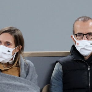 Calogero et sa compagne Marie Bastide en tribune lors de la finale homme des internationaux de tennis de Roland Garros à Paris remportée par Rafael Nadal en trois set le 11 octobre 2020. © Dominique Jacovides / Bestimage