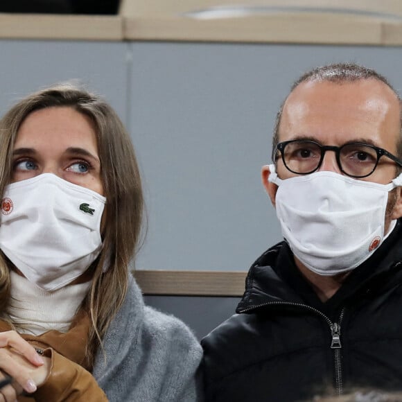 Calogero et sa compagne Marie Bastide en tribune lors de la finale homme des internationaux de tennis de Roland Garros à Paris remportée par Rafael Nadal en trois set le 11 octobre 2020. © Dominique Jacovides / Bestimage