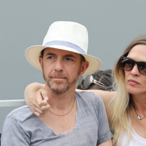 Calogero et sa compagne Marie Batisde - People dans les tribunes lors de la finale messieurs des internationaux de France de tennis de Roland Garros 2019 à Paris le 9 juin 2019. © Jacovides-Moreau/Bestimage