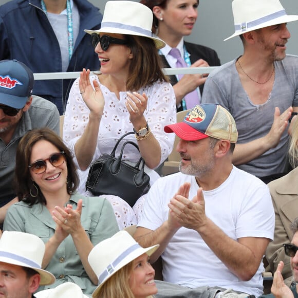 Marion Cotillard et Guillaume Canet, Elsa Zylberstein, Calogero et sa compagne Marie Batisde, Jean Dujardin et sa femme Nathalie Péchalat, Gilles Lellouche et sa compagne Alizée Guinochet, Caroline de Maigret, Clovis Cornillac et sa femme Lilou Fogli, Karin Viard et son compagnon - People dans les tribunes lors de la finale messieurs des internationaux de France de tennis de Roland Garros 2019 à Paris le 9 juin 2019. © Jacovides-Moreau/Bestimage  People in the stands during the final of the men's international tennis Roland Garros 2019 in Paris on June 9, 2019.