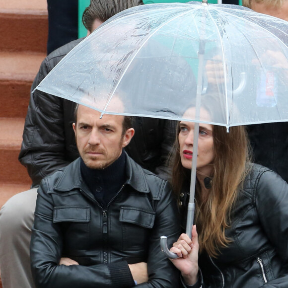 Calogero et sa compagne Marie Bastide lors de la finale homme des internationaux de France de Roland Garros à Paris, Rafael Nadal contre Novak Djokovic, juin 2012. 