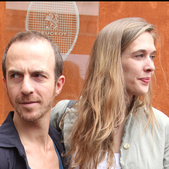 Calogero et sa compagne Marie Bastide aux internationaux de France de Roland Garros à Paris, juin 2011.