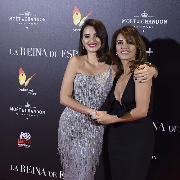 Penelope Cruz et sa soeur Monica Cruz à la première de "The Queen of Spain" à Madrid, le 24 novembre 2016 