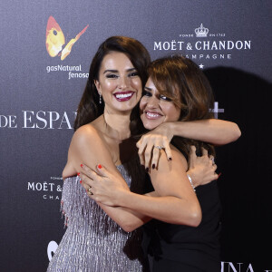 Penelope Cruz et sa soeur Monica Cruz à la première de "The Queen of Spain" à Madrid, le 24 novembre 2016 