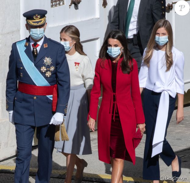 Le roi Felipe VI et la reine Letizia d'Espagne assistent en famille, avec la princesse Leonor et L'infante Sofia d'Espagne, à une cérémonie militaire à Madrid, à l'occasion de la fête nationale, octobre 2020.