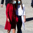 La reine Letizia d'Espagne et L'infante Sofia d'Espagne assistent en famille à une cérémonie militaire à Madrid, à l'occasion de la fête nationale, le 12 octobre 2020.