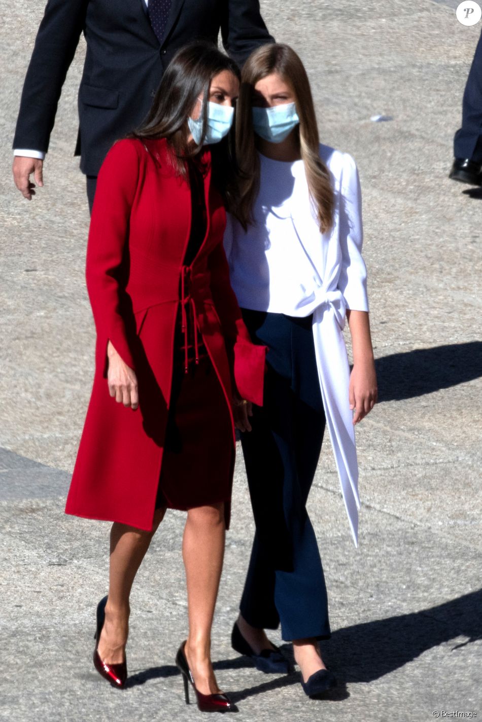 La reine Letizia d&#039;Espagne et L&#039;infante Sofia d&#039;Espagne assistent en famille à une cérémonie militaire à Madrid, à l&#039;occasion de la fête nationale, le 12 octobre 2020.