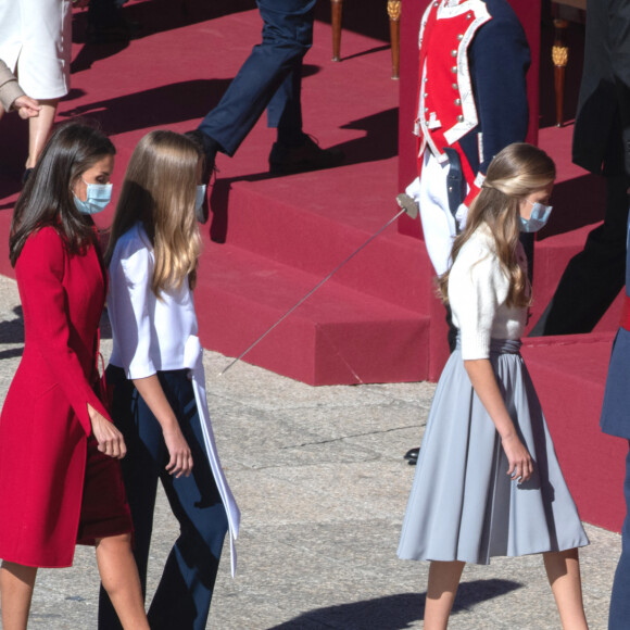 Le roi Felipe VI et la reine Letizia d'Espagne assistent en famille, avec la princesse Leonor et L'infante Sofia d'Espagne, à une cérémonie militaire à Madrid, à l'occasion de la fête nationale, le 12 octobre 2020.