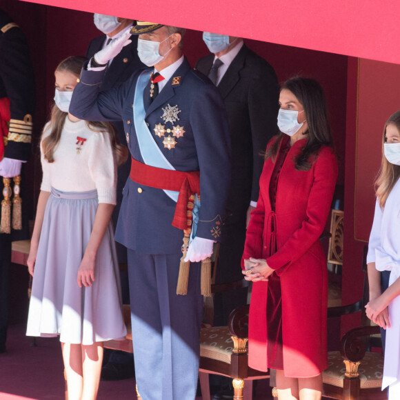 Le roi Felipe VI et la reine Letizia d'Espagne assistent en famille, avec la princesse Leonor et L'infante Sofia d'Espagne, à une cérémonie militaire à Madrid, à l'occasion de la fête nationale, le 12 octobre 2020.