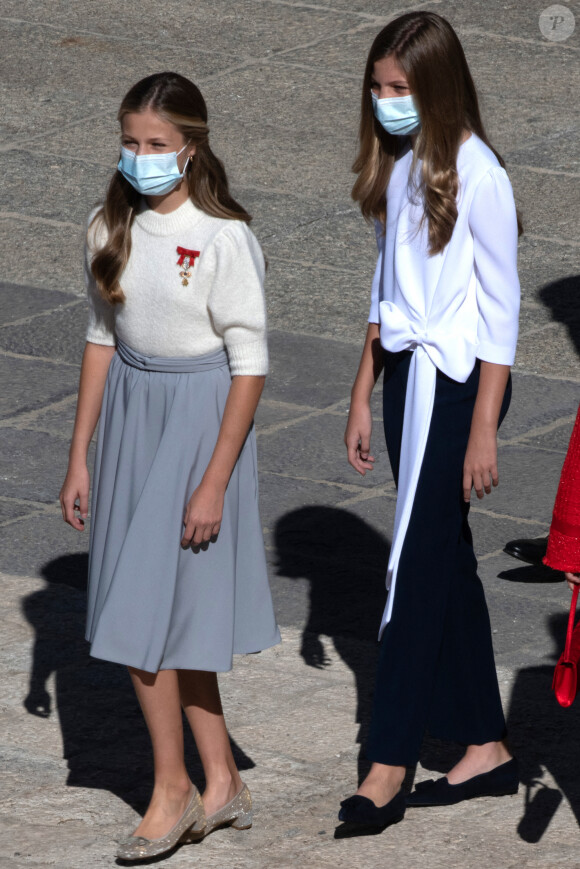 La princesse Leonor et L'infante Sofia d'Espagne assistent en famille à une cérémonie militaire à Madrid, à l'occasion de la fête nationale, le 12 octobre 2020.