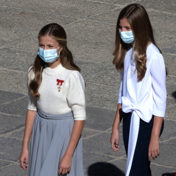 La princesse Leonor et L'infante Sofia d'Espagne assistent en famille à une cérémonie militaire à Madrid, à l'occasion de la fête nationale, le 12 octobre 2020.