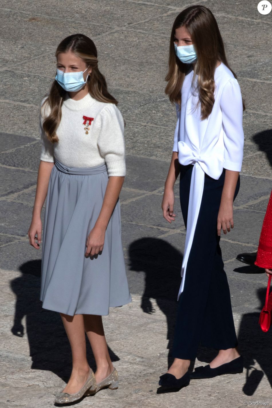 La princesse Leonor et L&#039;infante Sofia d&#039;Espagne assistent en famille à une cérémonie militaire à Madrid, à l&#039;occasion de la fête nationale, le 12 octobre 2020.