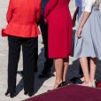 Le président du gouvernement, Pedro Sanchez, la ministre de la Défense, Margarita Robles, la reine Letizia d'Espagne, la princesse Leonor et l'infante Sofia d'Espagne à une cérémonie militaire à Madrid, à l'occasion de la fête nationale, le 12 octobre 2020.