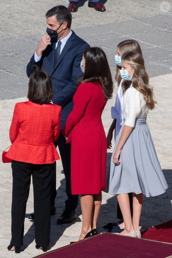 Le président du gouvernement, Pedro Sanchez, la ministre de la Défense, Margarita Robles, la reine Letizia d'Espagne, la princesse Leonor et l'infante Sofia d'Espagne à une cérémonie militaire à Madrid, à l'occasion de la fête nationale, le 12 octobre 2020.