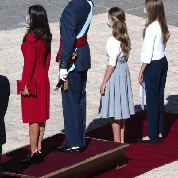 Le roi Felipe VI et la reine Letizia d'Espagne assistent en famille, avec la princesse Leonor et L'infante Sofia d'Espagne, à une cérémonie militaire à Madrid, à l'occasion de la fête nationale, le 12 octobre 2020.