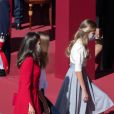 Le roi Felipe VI et la reine Letizia d'Espagne assistent en famille, avec la princesse Leonor et L'infante Sofia d'Espagne, à une cérémonie militaire à Madrid, à l'occasion de la fête nationale, le 12 octobre 2020.