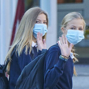 L'infante Sofia d'Espagne et La princesse Leonor arrivent à l'école Santa Maria de Los Rosales à Madrid pour la rentrée des classes. Elles sont masquées pour faire face à l'épidémie de Coronavirus (COVID-19). Le 11 septembre 2020.