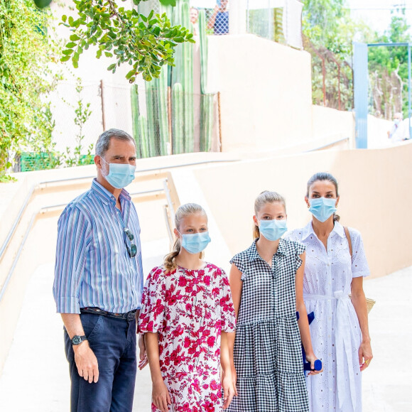 Le roi Felipe VI d'Espagne, l'infante Sofia, la princesse Leonor, la reine Letizia - La famille royale d'Espagne arrive au centre Son Roca à Palma de Majorque le 11 août 2020.  