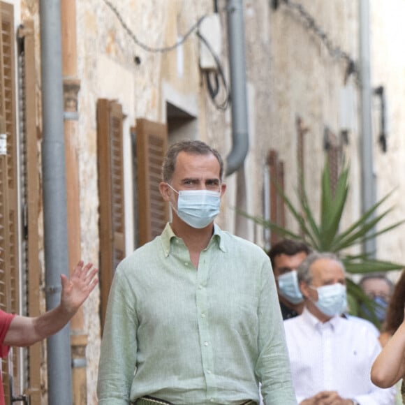 Le roi Felipe VI d'Espagne avec la reine Letizia et leurs enfants, la princesse Leonor et l'infante Sofia visitent le lieu de naissance du prêtre missionnaire franciscain espagnol Franciscan Order Junipero Serra à Petra sur l'île de Majorque aux Baléares, le 10 août 2020  King Felipe VI, Queen Letizia, Crown Princess Leonor and Princess Sofia visit the birthplace of XVIII century Spanish priest and friar of Franciscan Order Junipero Serra (founder of the California Missions) in Petra, Mallorca. The Spanish Royal family are on their summer holidays at Balearic Islands. August 10, 2020 