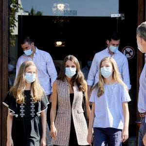 Le roi Felipe VI, la reine Letizia d'Espagne et leurs filles Leonor et Sofia à la sortie du National Inn à Merida en Espagne, le 23 juillet 2020 © Jack Abuin/Zuma/Bestimage  King Felipe VI of Spain, Queen Letizia of Spain, Crown Princess Leonor, Princess Sofia leaved the National Inn on July 23, 2020 in Merida, Spain 