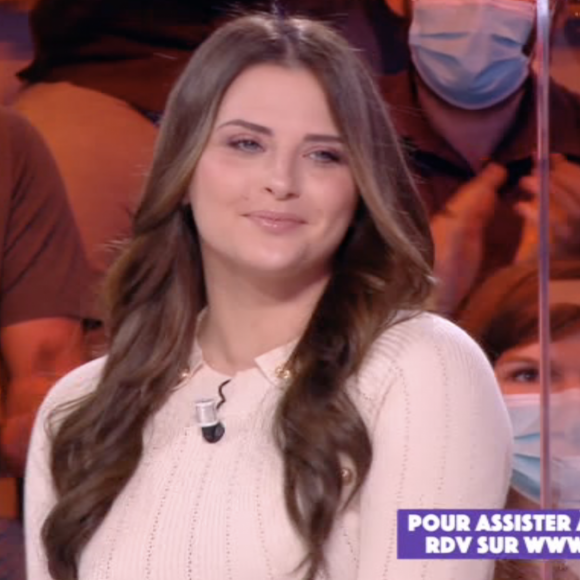 Kelly Vedovelli a troqué sa chevelure blonde contre du brun, sa couleur naturelle, dans "Touche pas à mon poste" sur C8 lundi 12 octobre 2020.