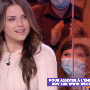 Kelly Vedovelli a troqué sa chevelure blonde contre du brun, sa couleur naturelle, dans "Touche pas à mon poste" sur C8 lundi 12 octobre 2020.