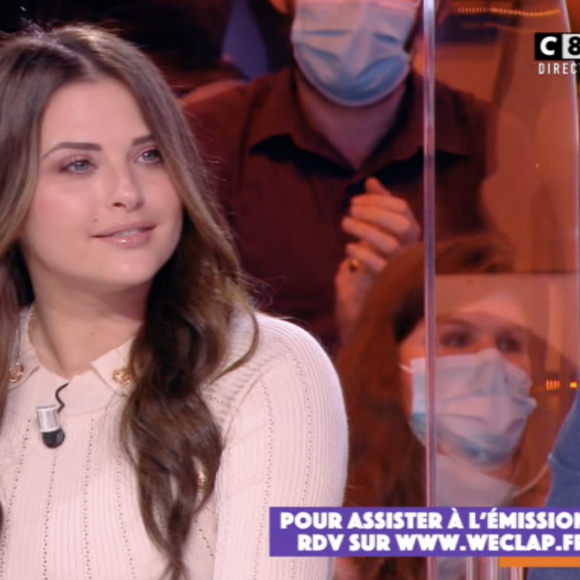 Kelly Vedovelli a troqué sa chevelure blonde contre du brun, sa couleur naturelle, dans "Touche pas à mon poste" sur C8 lundi 12 octobre 2020.