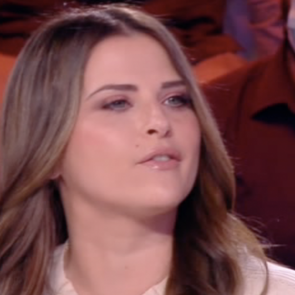 Kelly Vedovelli a troqué sa chevelure blonde contre du brun, sa couleur naturelle, dans "Touche pas à mon poste" sur C8 lundi 12 octobre 2020.