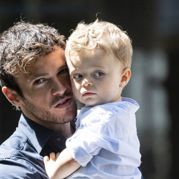 Hugo Philip et son fils Marlon - Caroline Receveur et Hugo Philip arrivent à la Mairie du 16ème arrondissement à Paris pour leur mariage, le 11 juillet 2020.