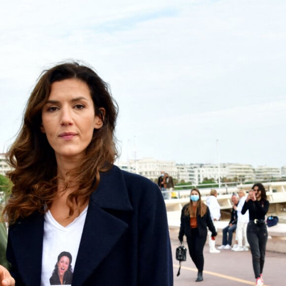 Jonathan Cohen, Doria Tillier et Camille Chamoux lors du photocall pour la série "La Flamme" lors du festival Canneseries à Cannes le 9 octobre 2020. © Bruno Bebert / Bestimage