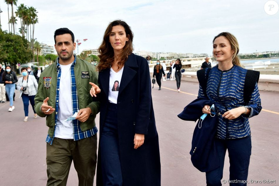 Jonathan Cohen, Doria Tillier et Camille Chamoux lors du photocall pour la série &quot;La Flamme&quot; lors du festival Canneseries à Cannes le 9 octobre 2020. © Bruno Bebert / Bestimage
