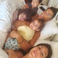 Cristiano Ronaldo au réveil avec sa compagne Georgina Rodriguez et trois de ses enfants, les jumeaux Eva et Mateo et Alana Martina. Le 18 avril 2020. Toute la famille est confinée sur l'île de Madère.