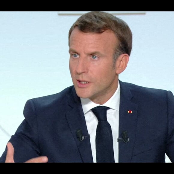 Le président Emmanuel Macron intervient à la télévision pour annoncer un couvre-feu dans les zones les plus touchées par l'épidémie de coronavirus (COVID-19) le 14 octobre 2020.  © Federico Pestellini / Panoramic / Bestimage 