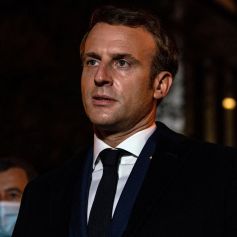 Le président français Emmanuel Macron s'exprime le 16 octobre 2020, devant le collège du Bois d'Aulne à Conflans Saint-Honorine, à 30 km au nord-ouest de Paris, après qu'un enseignant a été décapité par un assaillant qui a été abattu par des policiers. - Les procureurs antiterroristes français ont déclaré vendredi qu'ils enquêtaient sur une agression dans laquelle un homme avait été décapité à la périphérie de Paris et l'attaquant abattu par la police. L'attaque s'est produite vers 17 heures (15h00 GMT) près d'une école à Conflans Saint-Honorine, une banlieue ouest de la capitale française. L'homme décapité était un professeur d'histoire qui avait récemment montré des caricatures du prophète Mahomet en classe. Les procureurs français traitent l'attaque comme un incident terroriste, ce qui coïncide avec le procès des complices présumés des assaillants de Charlie Hebdo de 2015 et survient des semaines après qu'un homme a blessé deux personnes qui, selon lui, travaillaient pour le magazine. © Abdulmonam Eassa / Pool / Bestimage