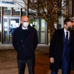 Jean-Michel Blanquer, ministre de l'Education - Le président français Emmanuel Macron s'exprime le 16 octobre 2020, devant le collège du Bois d'Aulne à Conflans Saint-Honorine, à 30 km au nord-ouest de Paris, après qu'un enseignant a été décapité par un assaillant qui a été abattu par des policiers. - Les procureurs antiterroristes français ont déclaré vendredi qu'ils enquêtaient sur une agression dans laquelle un homme avait été décapité à la périphérie de Paris et l'attaquant abattu par la police. L'attaque s'est produite vers 17 heures (15h00 GMT) près d'une école à Conflans Saint-Honorine, une banlieue ouest de la capitale française. L'homme décapité était un professeur d'histoire qui avait récemment montré des caricatures du prophète Mahomet en classe. Les procureurs français traitent l'attaque comme un incident terroriste, ce qui coïncide avec le procès des complices présumés des assaillants de Charlie Hebdo de 2015 et survient des semaines après qu'un homme a blessé deux personnes qui, selon lui, travaillaient pour le magazine. © Abdulmonam Eassa / Pool / Bestimage
