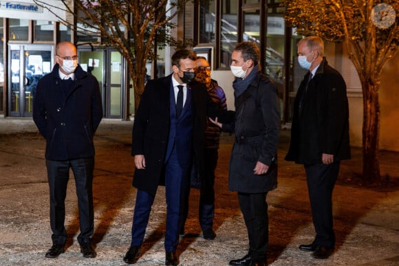 Jean-Michel Blanquer, ministre de l'Education - Le président français Emmanuel Macron s'exprime le 16 octobre 2020, devant le collège du Bois d'Aulne à Conflans Saint-Honorine, à 30 km au nord-ouest de Paris, après qu'un enseignant a été décapité par un assaillant qui a été abattu par des policiers. - Les procureurs antiterroristes français ont déclaré vendredi qu'ils enquêtaient sur une agression dans laquelle un homme avait été décapité à la périphérie de Paris et l'attaquant abattu par la police. L'attaque s'est produite vers 17 heures (15h00 GMT) près d'une école à Conflans Saint-Honorine, une banlieue ouest de la capitale française. L'homme décapité était un professeur d'histoire qui avait récemment montré des caricatures du prophète Mahomet en classe. Les procureurs français traitent l'attaque comme un incident terroriste, ce qui coïncide avec le procès des complices présumés des assaillants de Charlie Hebdo de 2015 et survient des semaines après qu'un homme a blessé deux personnes qui, selon lui, travaillaient pour le magazine. © Abdulmonam Eassa / Pool / Bestimage