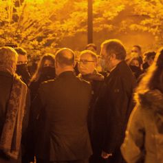 Marlène Schiappa - Le président français Emmanuel Macron s'exprime le 16 octobre 2020, devant le collège du Bois d'Aulne à Conflans Saint-Honorine, à 30 km au nord-ouest de Paris, après qu'un enseignant a été décapité par un assaillant qui a été abattu par des policiers. - Les procureurs antiterroristes français ont déclaré vendredi qu'ils enquêtaient sur une agression dans laquelle un homme avait été décapité à la périphérie de Paris et l'attaquant abattu par la police. L'attaque s'est produite vers 17 heures (15h00 GMT) près d'une école à Conflans Saint-Honorine, une banlieue ouest de la capitale française. L'homme décapité était un professeur d'histoire qui avait récemment montré des caricatures du prophète Mahomet en classe. Les procureurs français traitent l'attaque comme un incident terroriste, ce qui coïncide avec le procès des complices présumés des assaillants de Charlie Hebdo de 2015 et survient des semaines après qu'un homme a blessé deux personnes qui, selon lui, travaillaient pour le magazine. © Abdulmonam Eassa / Pool / Bestimage