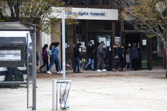 Hommages devant le collège du Bois d'Aulne à Conflans-Sainte-Honorine le lendemain ou un professeur d'histoire a été décapité le 17 octobre 2020. © Federico Pestellini / Panoramic / Bestimage