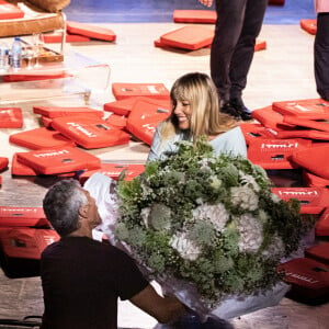 Exclusif - Nagui offre des fleurs à sa femme Mélanie Page à la fin de la représentation - Personnalités lors de la représentation de la pièce "Le temps qui reste" lors du Festival de Ramatuelle. Le 2 août 2019 © Cyril Bruneau / Festival de Ramatuelle / Bestimage 