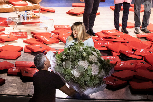 Exclusif - Nagui offre des fleurs à sa femme Mélanie Page à la fin de la représentation - Personnalités lors de la représentation de la pièce "Le temps qui reste" lors du Festival de Ramatuelle. Le 2 août 2019 © Cyril Bruneau / Festival de Ramatuelle / Bestimage 