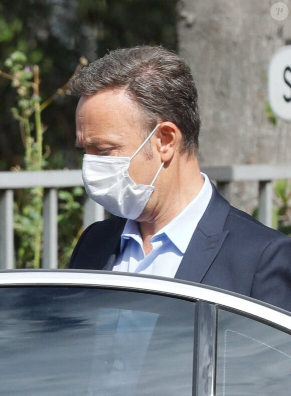 Exclusif - Stéphane Bern - Les animateurs d'Europe 1, munis de masques de protection contre le coronavirus (Covid-19), quittent les studios de la radio à Paris, le 31 août 2020.